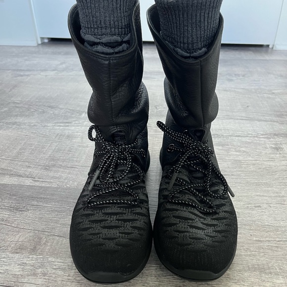 Black Nike Roshe Two Hi Flyknit - Picture 2 of 4